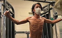 ‘뜨거운 감자’ 김C, 오랜만의 근황…근육질 몸매 공개 “이 악물어 본다”