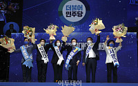 [포토] 꽃다발 든 이재명 대표와 최고위원 당선자들