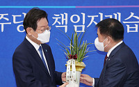 [포토] 윤석열 대통령 축하난 받는 이재명 민주당 대표