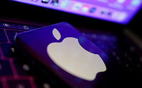 애플 아이폰, 미국 이용자 점유율 사상 첫 50% 돌파…안드로이드에 역전