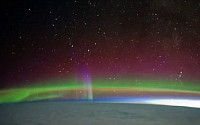 우주에서 바라본 지구 영상 '화제'…&quot;푸른 지구와 오로라의 환상적 궁합&quot;