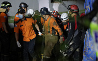 포항 지하주차장 침수 2명 생존… 6명 심정지상태로 발견