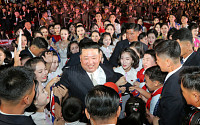 북한 9.9절 대규모 경축행사…김정은, 리설주와 참석