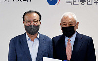 [포토] 위촉장 수여하는 김한길 위원장