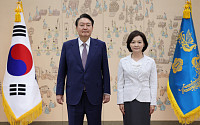 윤석열 대통령, 박상미 주유네스코 대사에 임명장 수여