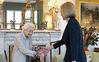 英 여왕 마지막 모습 찍은 사진사…“기력 없고, 손등엔 멍”