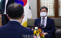 [포토] 이원석 검찰총장 만난 김명수 대법원장