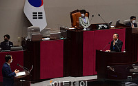 [포토] 한덕수 총리에게 질문하는 김원이 의원