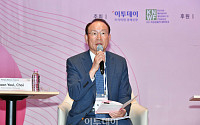 [포토] '여성 금융인 국제콘퍼런스' 패널토론 진행하는 최운열 전 의원