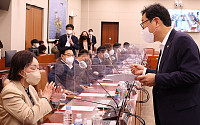 [포토] 김한정-한무경, 국감 증인 명단 협의 중