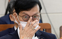 [포토] 안경 고쳐쓰는 이창용 한국은행 총재