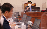 [포토] 의사진행발언 듣는 김민기 위원장
