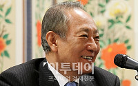 [포토]밝게 웃는 김승유 하나금융지주 회장