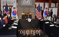 [포토] 해리스 미 부통령, 미국대사관저에서 여성 리더 간담회