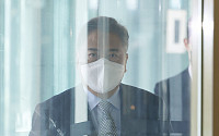 [포토] 해임건의안 통과 후 출근하는 박진 외교부 장관