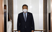 [포토] 굳은 표정으로 출근하는 박진 외교부 장관