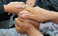 [포토] '오랜만에 맞잡은 가족의 손'