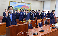 [포토] 선서하는 정무위 국감 참석자들