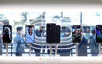 [포토] '애플 명동에 전시된 아이폰14 시리즈'