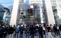 [포토] '아이폰14 출시, 애플 명동 입장 기다리는 시민들'