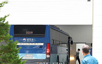 [포토] 수원지법 안양지원에 도착한 김근식 호송차량
