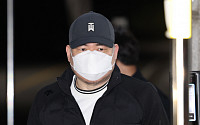 ‘대장동 핵심’ 유동규, 1년 만에 출소…모자 눌러쓰고 “죄송하다” 말만