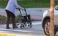 노인 등 교통약자 위해 '횡단보도 경계 턱 기준' 폐지해야