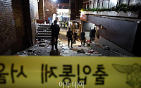 [포토] '이태원 대규모 압사사고' 사고현장 살펴보는 경찰들