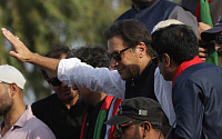 칸 파키스탄 전 총리, 정치 집회 도중 피격…생명엔 지장 없어