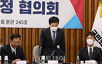 [포토] 인사하는 김주현 금융위원장