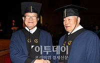[포토]서로 축하하는 성균관대 최고령 졸업생