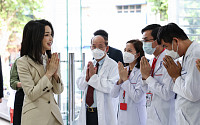 김건희, 캄보디아 병원 찾아 “희망의 장소”…尹 “협력의 상징”