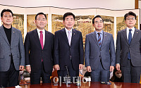 [포토] 기념촬영하는 김진표 의장과 양당 원내지도부