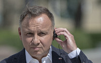 마크롱인 척...러시아인 '장난전화'에 당한 폴란드 대통령