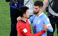 [카타르 월드컵] 경기 후에도 바쁜 '캡틴' 손흥민…우루과이 선수들의 인기스타