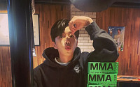 임영웅, MMA 5관왕 트로피 쌓아 자축…트로트 아이돌의 위엄