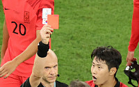 [카타르 월드컵] 코너킥 항의하다 레드카드 받은 벤투…외신들 “테일러 주심, 논란 여지 있다”