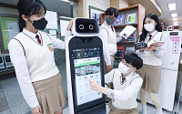 “고등학교에 로봇이?”…LG전자, 클로이봇으로 디지털 인재 키운다
