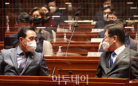 [포토] 대화하는 이재명-박홍근