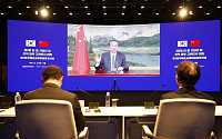 [포토] 리커창 중국 총리의 축사 듣는 최태원-유일호