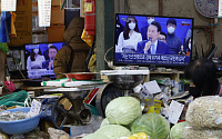 [포토] 국정과제점검회의 시청하는 시장 상인들