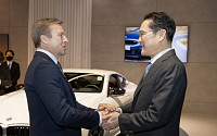 이재용, BMW CEO 만났다…전기차 ‘뉴 i7’ 살펴보고 협력방안 논의