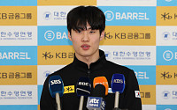 황선우, 쇼트코스 자유형 200ｍ서 2회 연속 금메달…아시아 신기록
