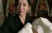 박지현, 아기 안은 모습 공개…‘재벌집 막내아들’ 스포일러?
