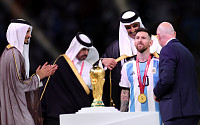 [카타르 월드컵] 대관식에 등장한 ‘검은 가운’ 의미는…메시도 어리둥절