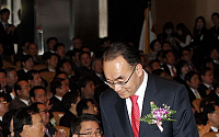 [포토]제46회 납세자의날 시상식 참석하는 박재완 장관