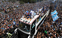 아르헨티나, 월드컵 우승에 400만 인파 몰려…메시 헬기로 탈출