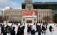 [르포] “추워도 계속 탈래요”…3년만에 돌아온 서울광장 스케이트장