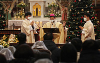 [포토] 성탄 대축일 미사 집전하는 정순택 대주교