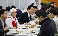 [포토] 직원들과 식사하는 오세훈 서울시장